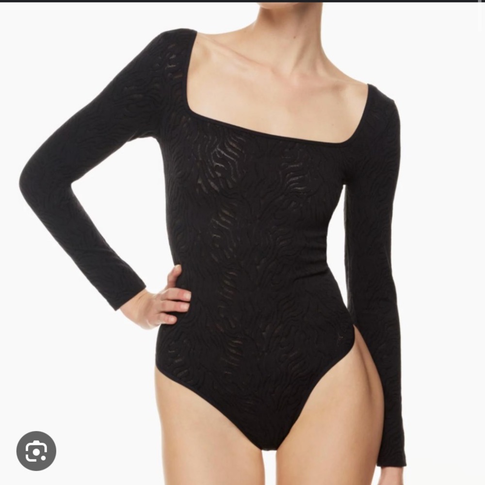Babaton Aritzia sexy lacey long sleeve body suit
square neck shapelace